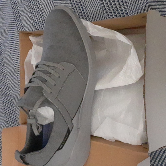 Kenneth Cole Sneakers.BRAND NEW IN BOX!! - Picture 1 of 4
